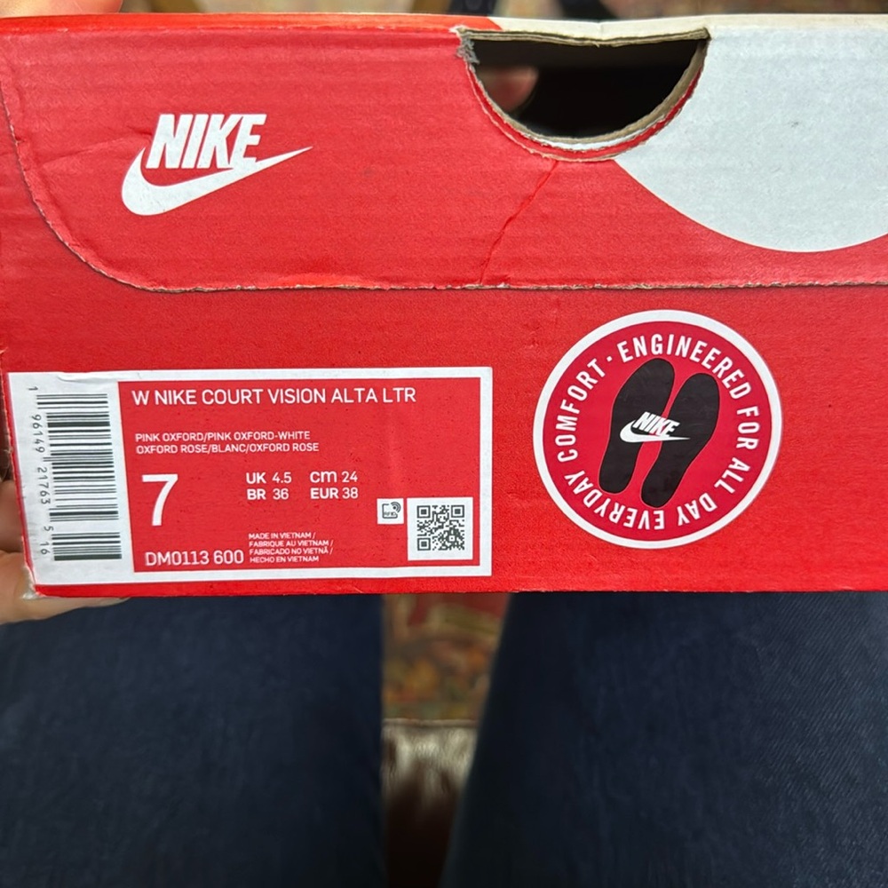 Nike court division Alta size 7 brand new with box